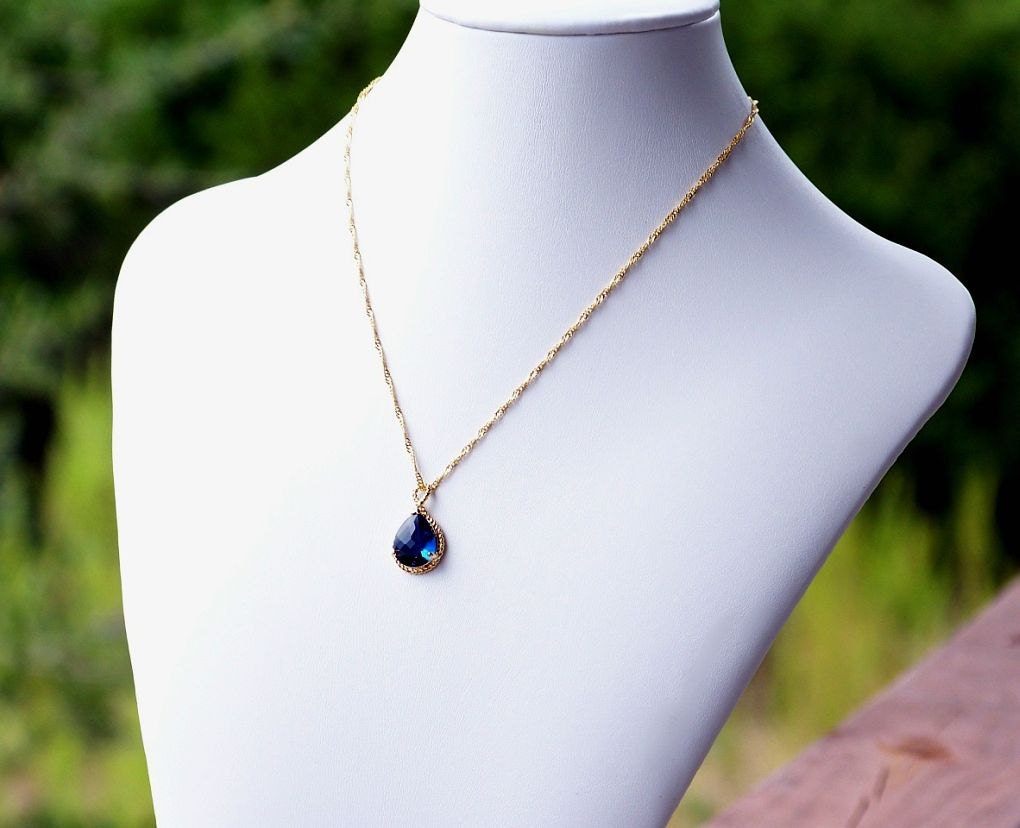 Sapphire Blau Kristall Teardrop Und Gold Anhänger Halskette von CJRoseBoutique