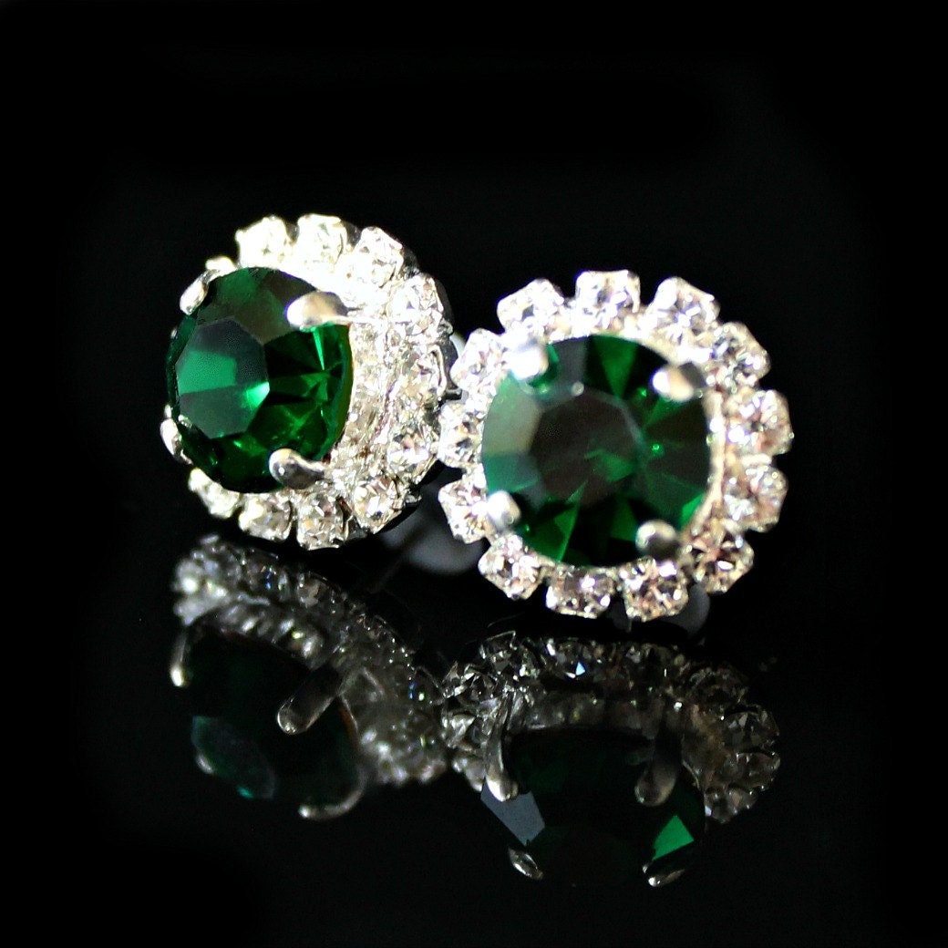 Smaragd Ohrstecker, Smaragdgrüne Kristalle Eingerahmt Mit Klaren Halo-Kristallen An Silbernen Ohrsteckern von CJRoseBoutique