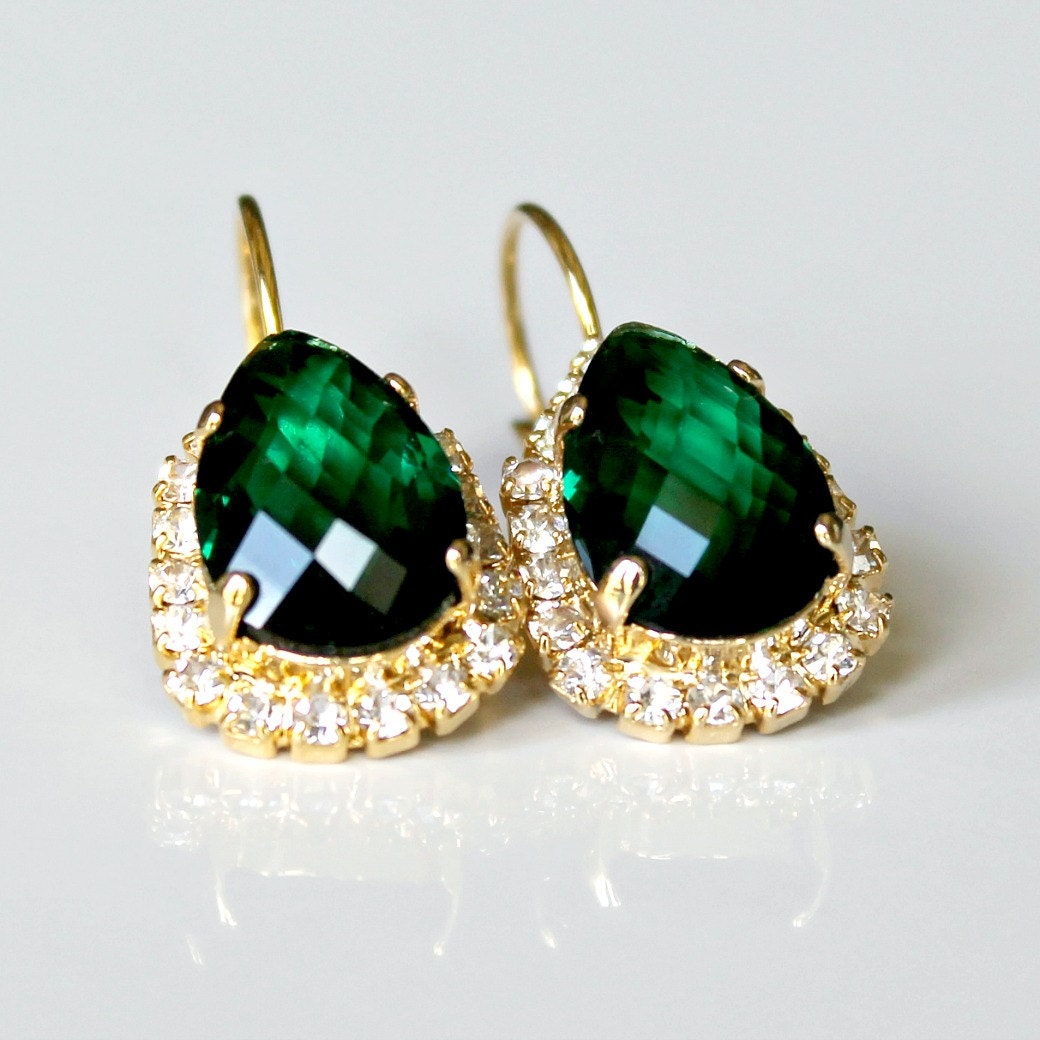 Wunderschön Facettierte Smaragdgrün Teardrop-Kristalle Eingerahmt Mit Pave "Diamanten An Gold Leverback Ohrringe von CJRoseBoutique