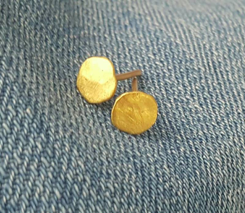 22K Ohrstecker-Handgemachter Ohrstecker-22K Solid Gold Ohrringe-Umweltfreundliche Ohrringe-Recycelte Ohrringe-Bio Nugget Ohrringe von CJbijoux