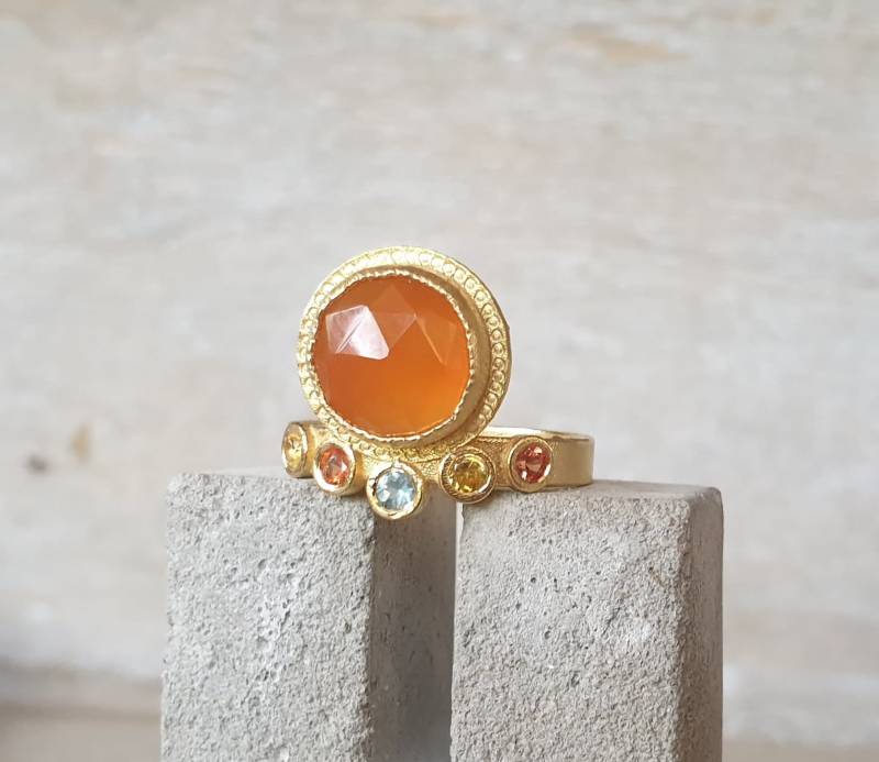 Karneol Ring-Saphir Ring-Seitenring-Orange Ring-Unikatring-Massiv Goldring von CJbijoux
