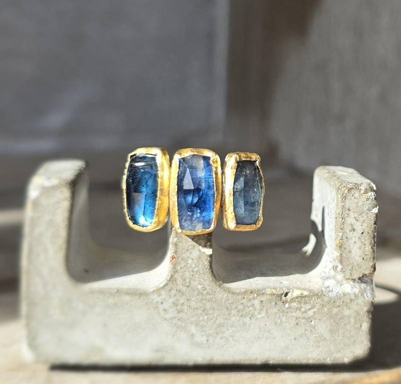 Kyanit Ring - 22K Gold Mix Metall Ring-Trio Ring-Blauer Ring-Stapelring-Mehrere Stein Ring-Alter Ring-22K Gold Ring von CJbijoux