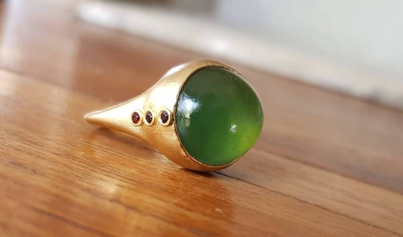 Serpentin Ring- Granat Und 14K Gold Ring -statement Großer Grüner Cocktail - Cabochon von CJbijoux