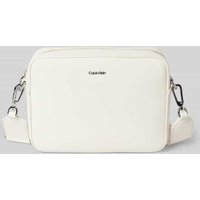 CK Calvin Klein Umhängetasche mit Label-Applikation Modell 'CK MUST' in Offwhite, Größe 1 von CK Calvin Klein