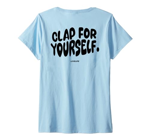 Damen CLAP for Yourself X LIVELIFE. Selbstliebe Selflove Backprint T-Shirt mit V-Ausschnitt Damen CLAP for Yourself X LIVELIFE. Selbstliebe Selflove Backprint T-Shirt mit V-Ausschnitt von CLAP FOR YOURSELF X LIVELIFE SELFLOVE CLUB