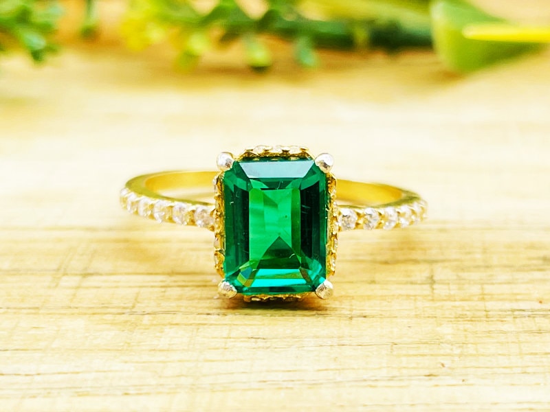 14K Massive Gold Smaragd Ring, Solitär Edelstein Zierlicher Ehering, Designer Ring von CLASSYCARAT