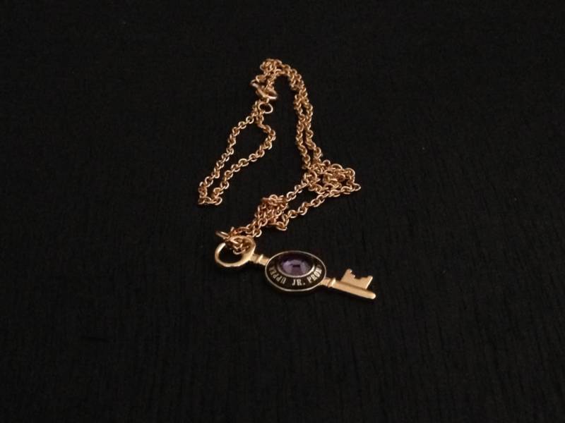 Antik Gold/Amethyst Schlüssel Halskette, Upper Moreland Jr. Prom 1979, 18" Kette, Anhänger 1, 25" Groß, #2384 von CLLEWISLLC