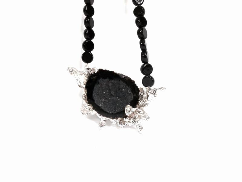 Druzy Stone Set in Onyx Perlen Halskette, Magnetverschluss, Handarbeit Von Jeanette Adelson, Kette 16, 5", Anhänger 3x1, 75x.45", #2328 von CLLEWISLLC