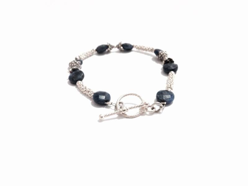 Ein 8" Handgemachtes Mid-Century Jugendstil Perlen Sodalith & Silber Armband, Knebelverschluss, 11, 45 Gramm #3648 von CLLEWISLLC