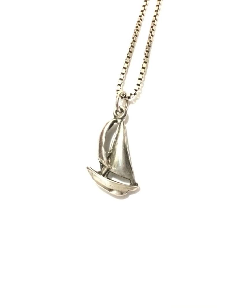 Ein Detaillierter Mid-Century Wasser Jugendstil Segelboot Anhänger/sterling Silber, 1, 5x2x, 5 | cm, 2, 13 Gramm #4242 von CLLEWISLLC