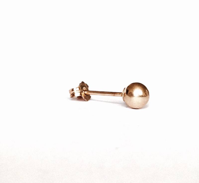 Ein Einzelner Mid-Century 14K Gelbgold Kugel Ohrstecker Mit 14K Schmetterling Rücken, .5x.2x.2", 0, 15 Gramm #3227 von CLLEWISLLC