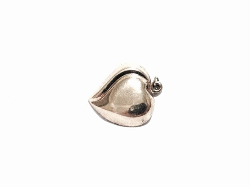 Ein Eleganter Mid-Century 22Kt Geschnitzter Herz Anhänger - Charm/sterling Silber, 1x1x.25", 2, 03 Gramm #4070 von CLLEWISLLC