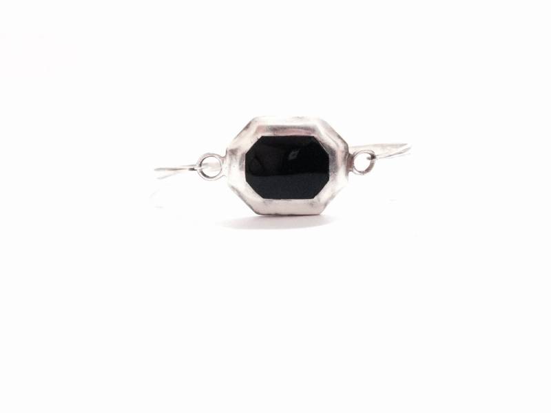 Ein Erhabenes 1930-40Er Jahre Jugendstil Solitär Schwarzes Onyx Cabachon Geprägtes Armband/sterling Silber, Karabinerverschluss, 11, 28 Gramm #3614 von CLLEWISLLC