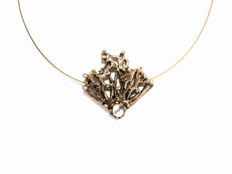 Ein Handgefertigter Designer J. Adelson Glas-Stein & Messing Figur Anhänger An Einer 17"Gp Stahl Schraub-Catch Kette Halskette, 2x2x.25", 27.72 von CLLEWISLLC