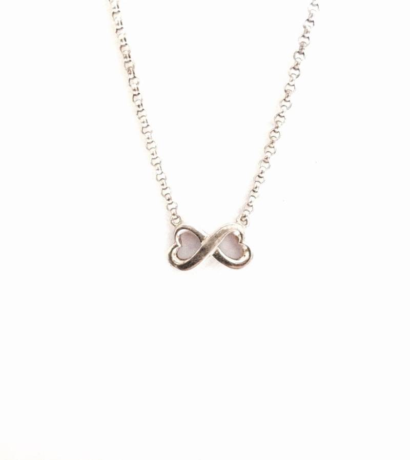 Ein Mid-Century Doublet-Wrapped-Heart Charm-Anhänger An Einer 16" Kabelkette /sterling Silber, Federverschluss, 75x25x, 2", 7, 5 Gramm #3377 Ein Mid-Century Doublet-Wrapped-Heart Charm-Anhänger An Einer 16" Kabelkette /sterling Silber, Federverschluss, 75x25x, 2", 7, 5 Gramm #3377 von CLLEWISLLC