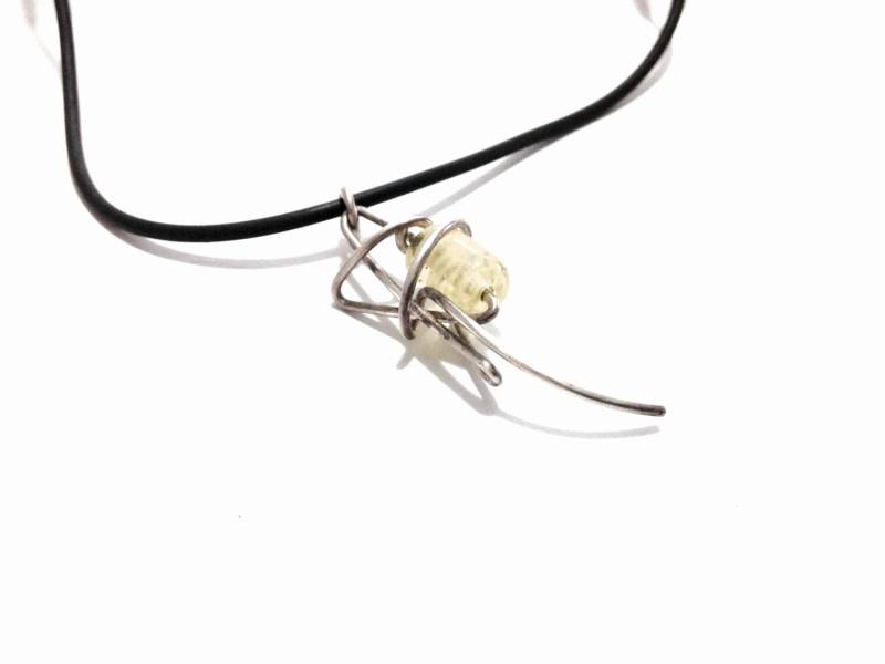 Ein Mid-Century Handgemachter Sterling Silber - Grüner Perlen Anhänger An Einer 16" Leder & Spring Verschluss Halskette, 7, 80 Gramm #3708 von CLLEWISLLC