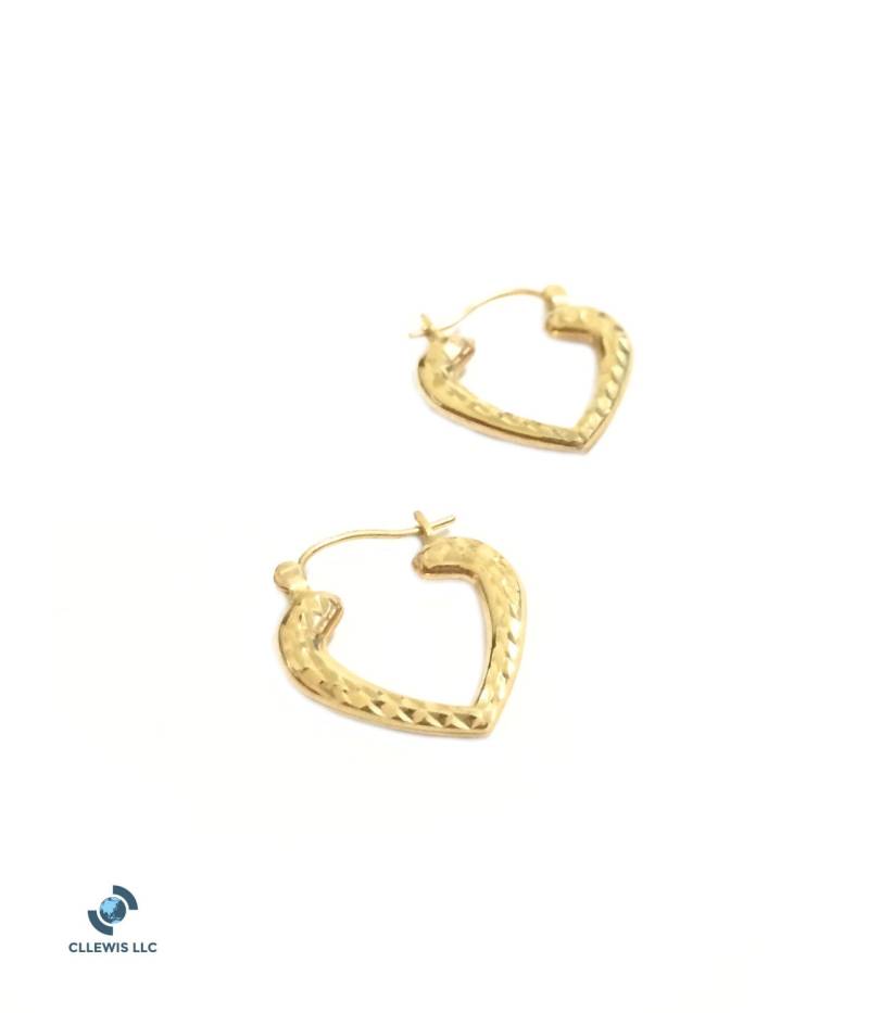 Ein Paar Fein Gehämmerte Herz Ohrringe in 14K Gelbgold, 17x20x3 | mm, 1, 25 Gramm #4308 von CLLEWISLLC