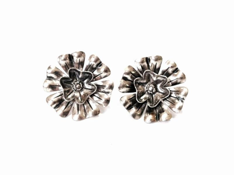 Ein Paar Frühe 1930Er Jahre Südwestern Jugendstil Gehämmerte Blüte Schraubverschluss Ohrringe/sterling Silber, 1x1x.75", 7, 73 Gramm #4029 von CLLEWISLLC