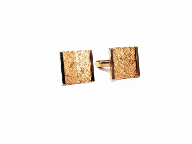 Ein Paar Schwere Mid-Century 24K Gp Quadrat Gehämmerte Manschettenknöpfe/sterling Silber, .75x.6x1". 15, 27 Gramm #3677 von CLLEWISLLC