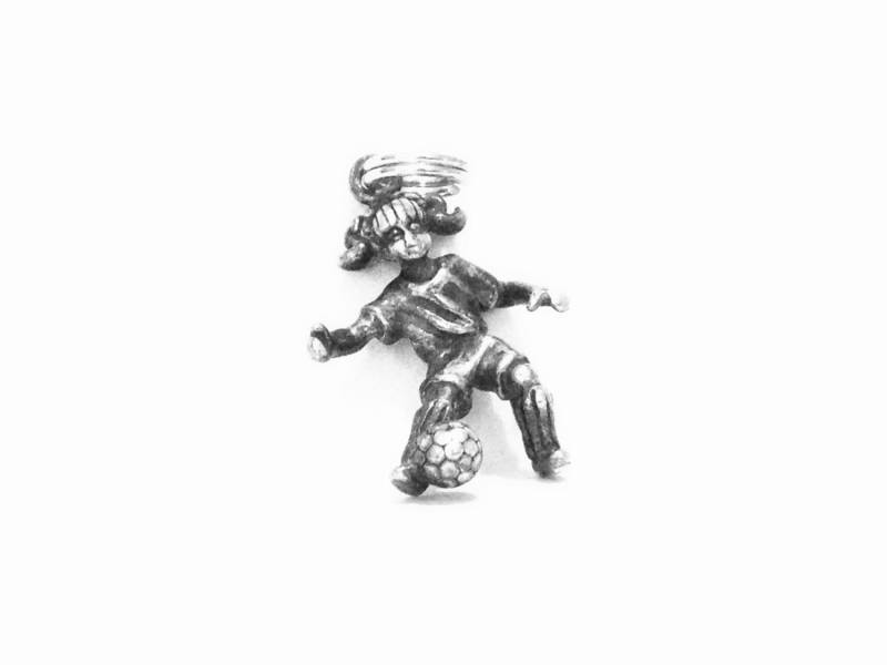 Ein Süßer Retro "Girl Kicking Soccerball' Charm-Anhänger/sterling Silber, Federverschluss, 1x, 5x, 5", 2, 44 Gramm #4001 von CLLEWISLLC
