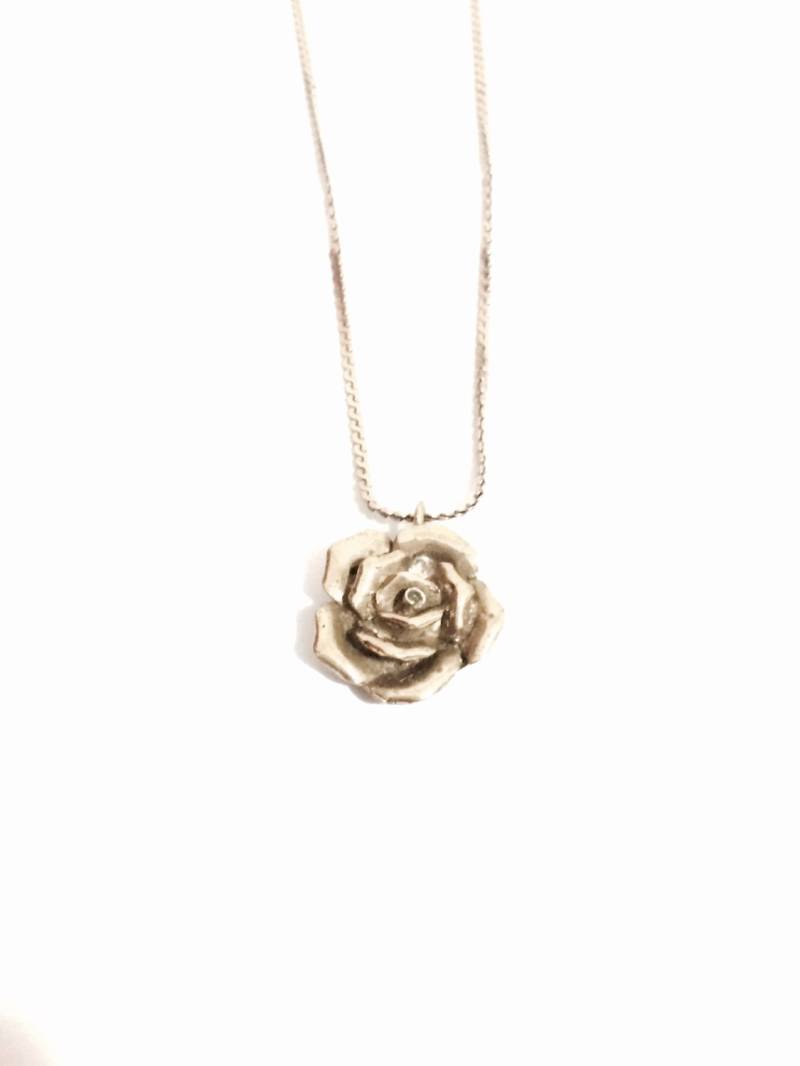 Handgefertigte Designer J. Adelson Flowering Cz Diamant Geprägte Rose An Einer 15" Messing Kette Halskette, Anhänger 1x.75x.25", 23, 9 Gramm #4142 von CLLEWISLLC