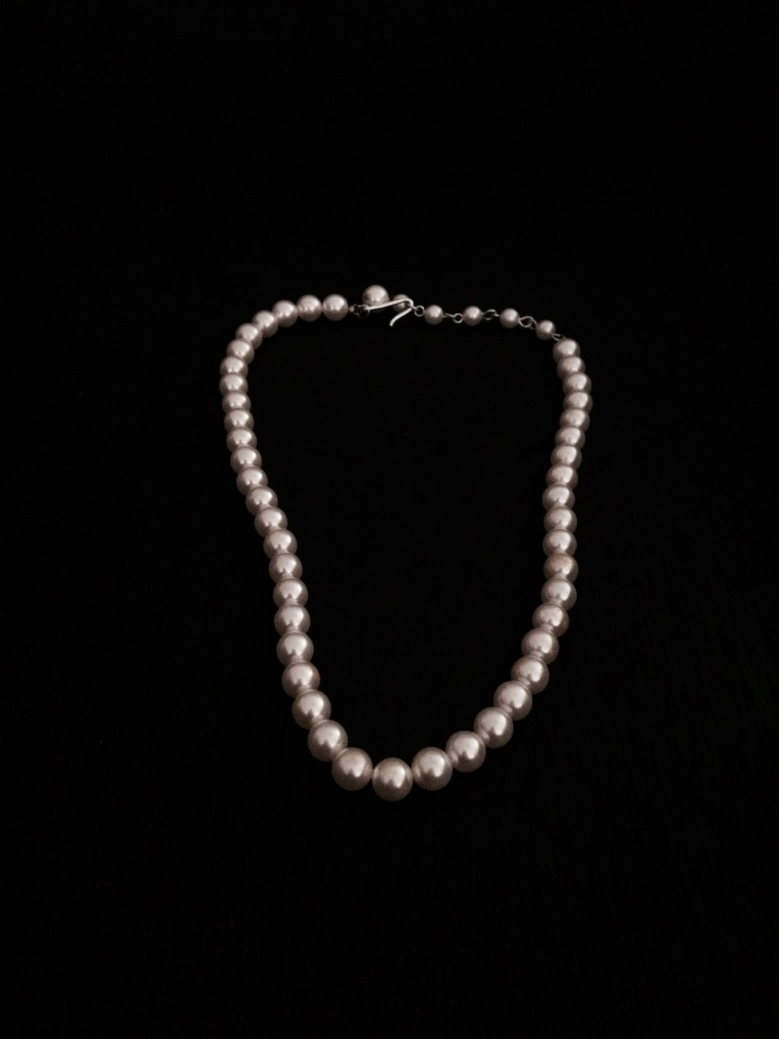Wunderschöne 17" Perlenkette Und/Oder Chocker, Designer Style Gefädelte Kunstperlenkette, 1970Er Jahre Modeschmuck, 17, 54 Gramm #2380 von CLLEWISLLC