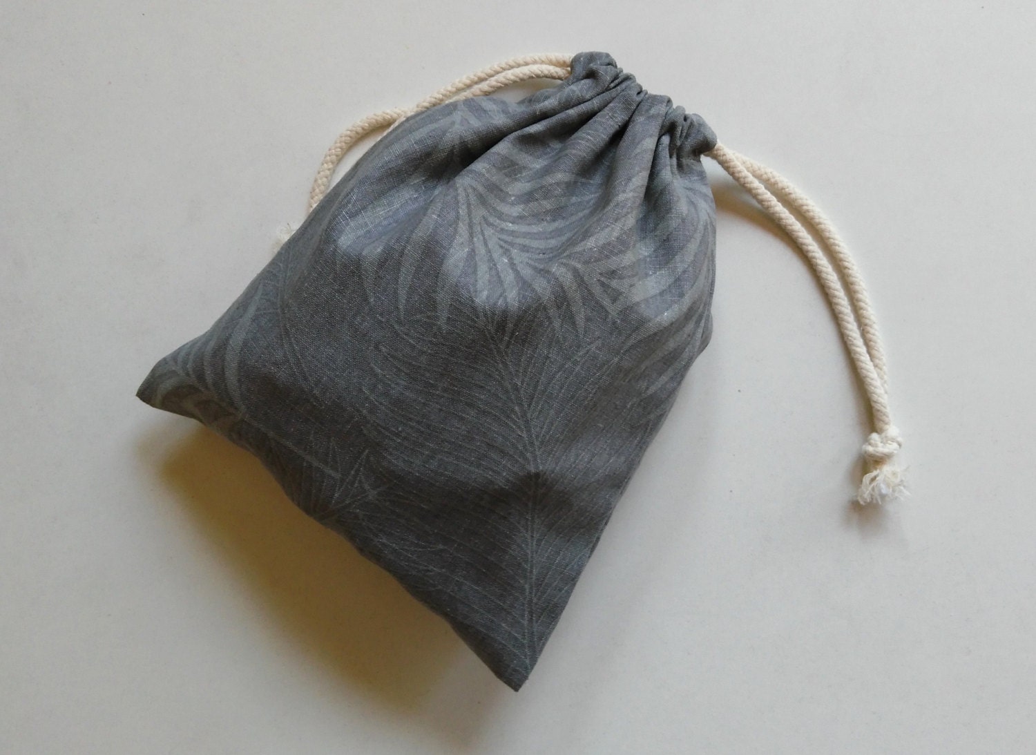Draw String Pouch Beutel/Taschenaufbewahrung, Natürliches Leinen/Blatt Draw String Pouch Beutel/Taschenaufbewahrung, Natürliches Leinen/Blatt von CLND