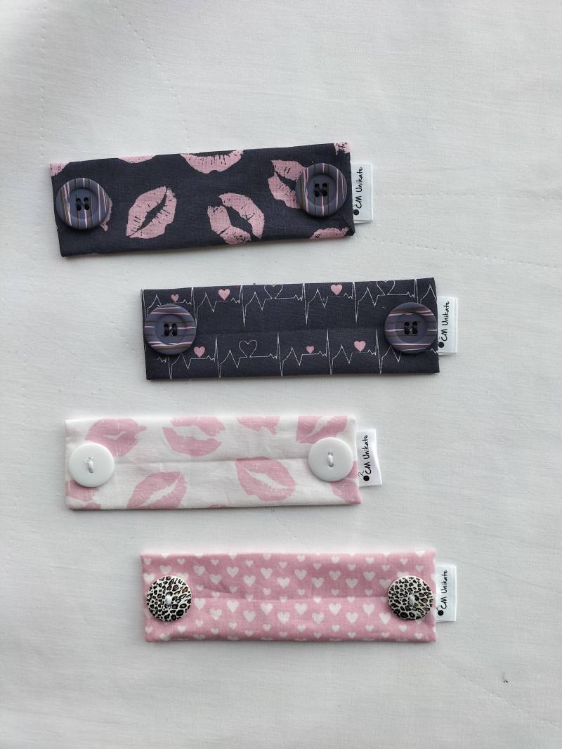 Maskenhalter, Ohrenschoner, Knopfband Für Alle Mund Und Nasenmasken Zum Einhängen Die Gummibänder, Mit Knöpfe Maskenhalter, Ohrenschoner, Knopfband Für Alle Mund Und Nasenmasken Zum Einhängen Die Gummibänder, Mit Knöpfe von CMUnikate