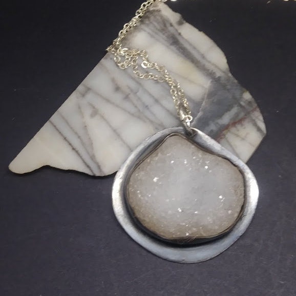 Schnee . Naturquarz Druzy Anhänger. Patiniertes Sterlingsilber. Weihnachten Weiß Zucker Schnee . Naturquarz Druzy Anhänger. Patiniertes Sterlingsilber. Weihnachten Weiß Zucker von CMarieArtworks