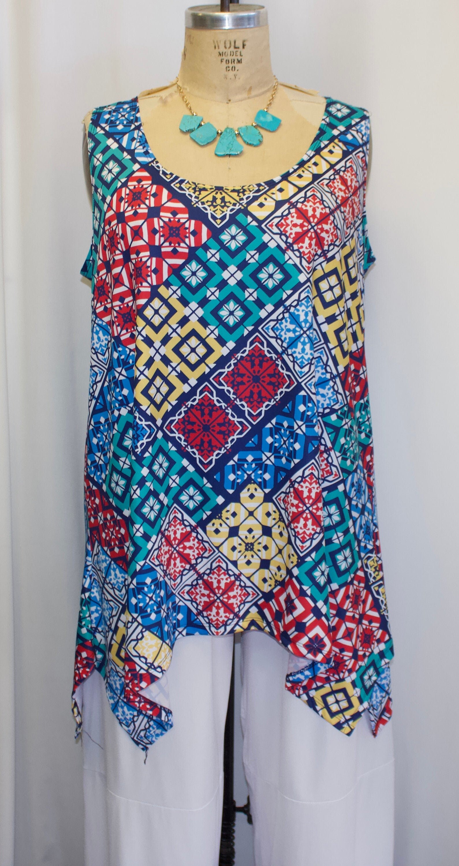 Coco Und Juan, Lagenlook, Plus Size Tunic Tank Top, Blau, Rotdruck, Traveler Knit Angled, Women Es 1 Fits 1x, 2x Büste Bis 50 " von COCOandJUAN