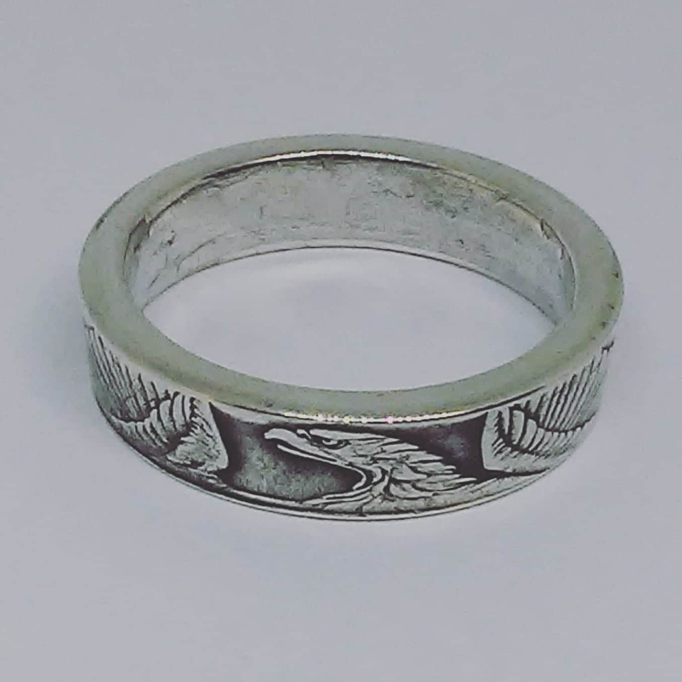 Coin Ring Handgefertigt Aus 100 Jahre Alten Morgan Silber Dollar Kernstück Grössen 4-8 Coin Ring Handgefertigt Aus 100 Jahre Alten Morgan Silber Dollar Kernstück Grössen 4-8 von COINRINGSandTHINGS