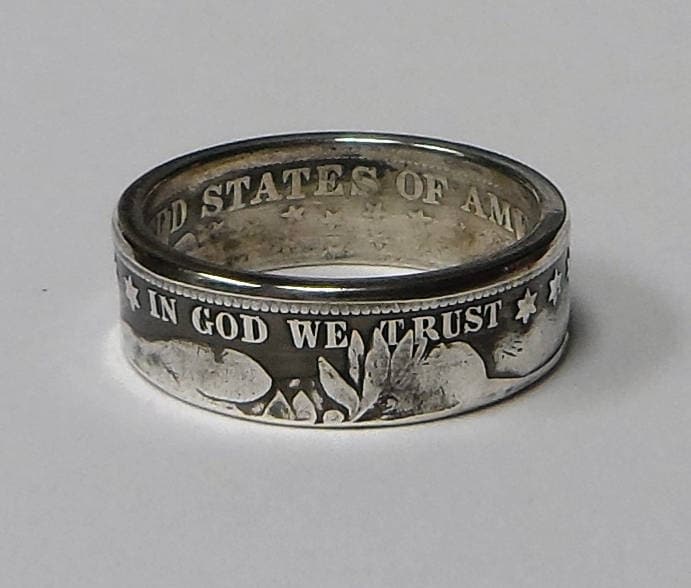 "Münzring Aus 100 Jahre Altem "Barber Silver Half Dollar" in Den Größen 9 - 15." "Münzring Aus 100 Jahre Altem "Barber Silver Half Dollar" in Den Größen 9 - 15." von COINRINGSandTHINGS