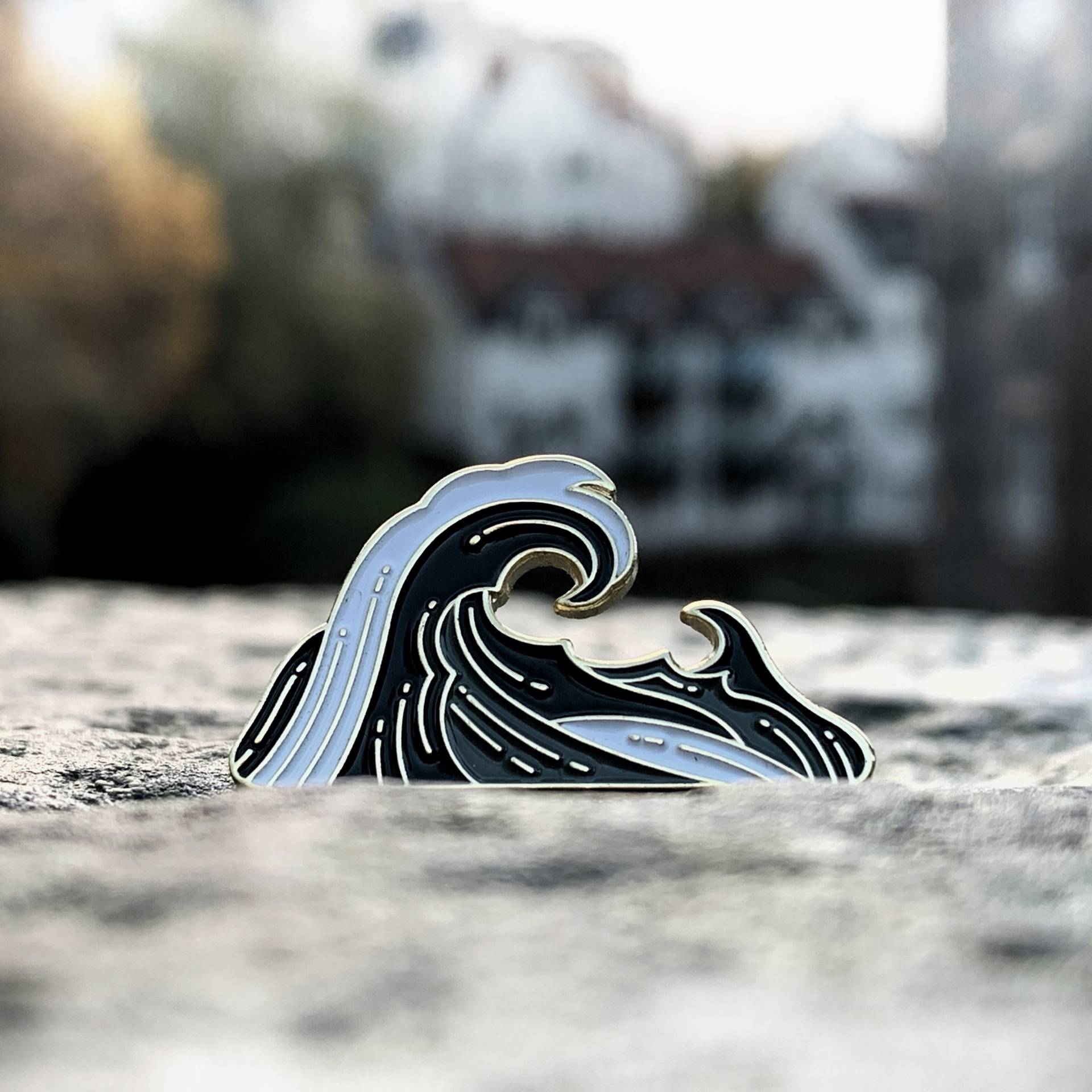 Black Wave Emaille Pin, Designed Von Cold Up North von COLDUPNORTHUK