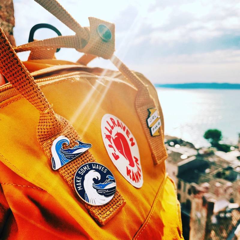 Blaue Wellen Emaille Pins, Designed Von Cold Up North von COLDUPNORTHUK