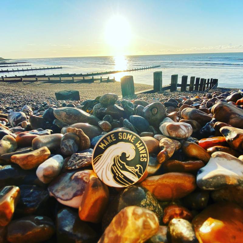 Limitierte Auflage Make Some Waves Schwarzer Harter Emaille-Anstecker, Entworfen Von Matt Carter von COLDUPNORTHUK