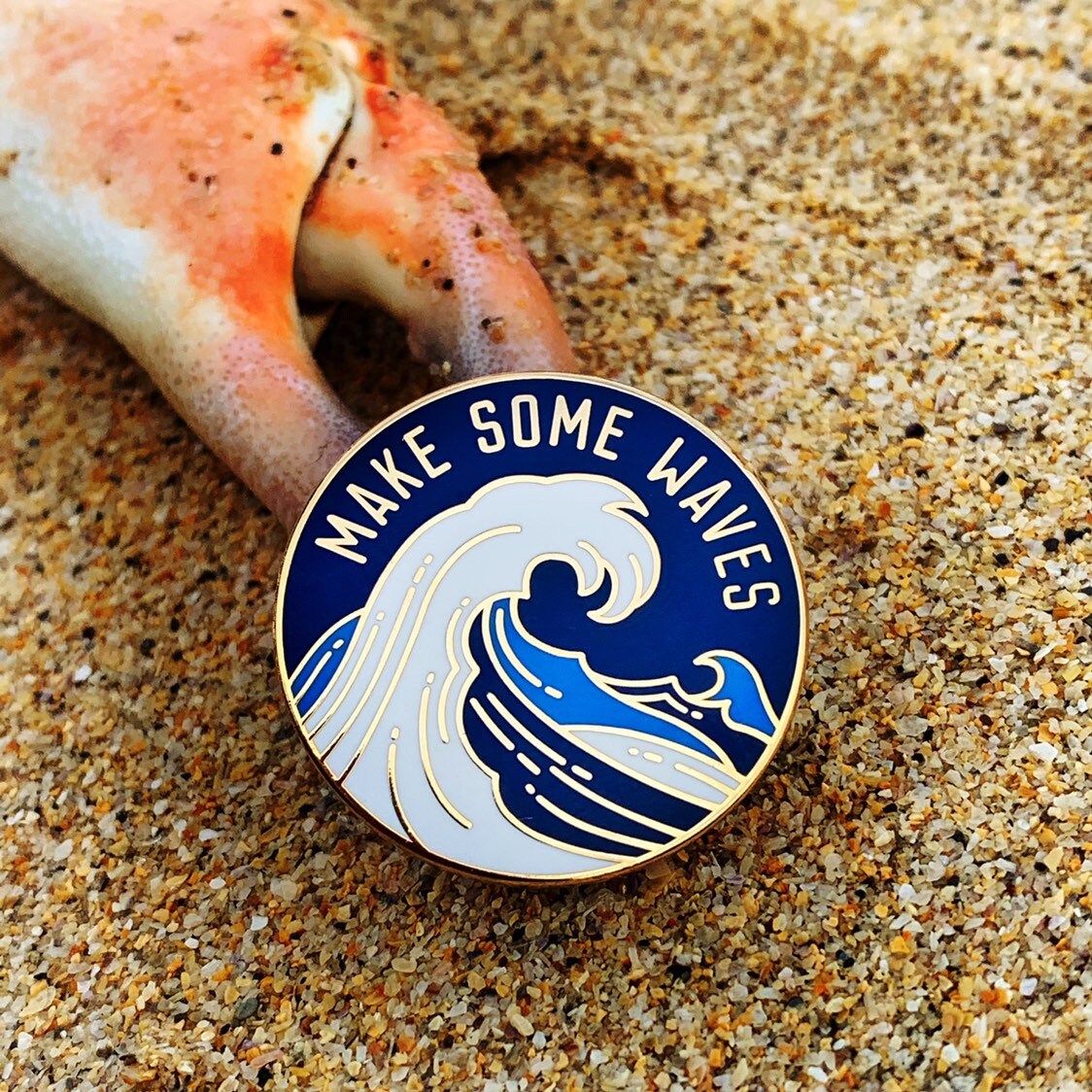 Make Some Waves Blauer Emaille Pin, Designed Von Matt Carter von COLDUPNORTHUK