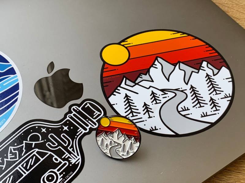 Mountain Sunset Emaille Pin Badge Und Sticker Combo, Designed Von Matt Carter von COLDUPNORTHUK