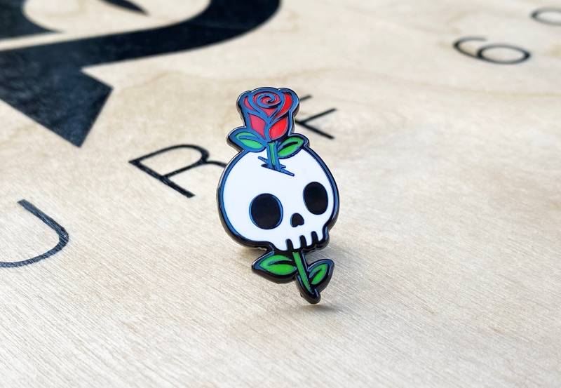 Skull & Red Rose Hard Enamel Pin, Inspiriert Von 80's Skate Grafiken Skull & Red Rose Hard Enamel Pin, Inspiriert Von 80's Skate Grafiken von COLDUPNORTHUK