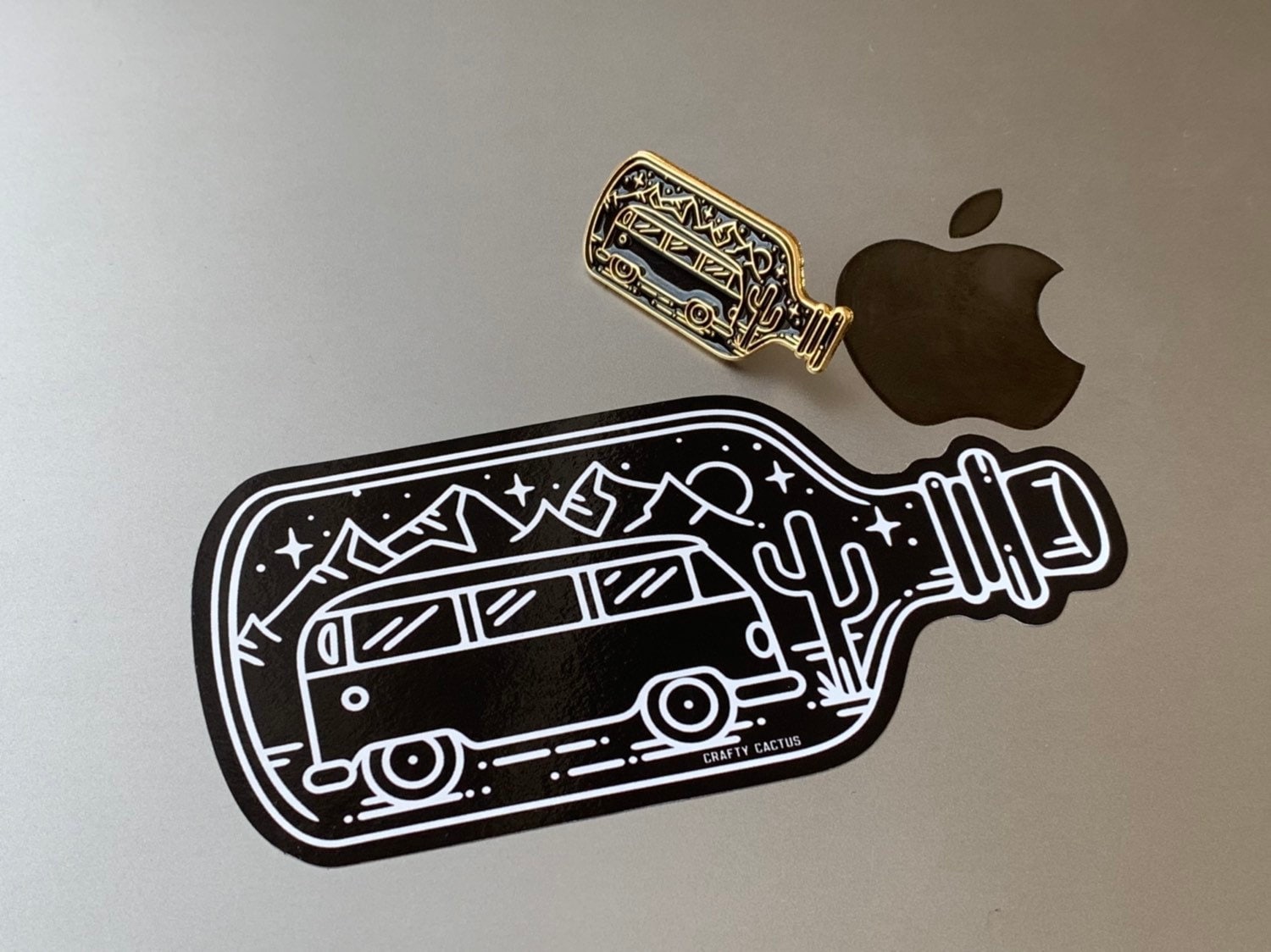 Vanlife Emaille Pin Badge Und Sticker Kombination, Für Alle Campervan Fans Designed Produziert Von Cold Up North von COLDUPNORTHUK