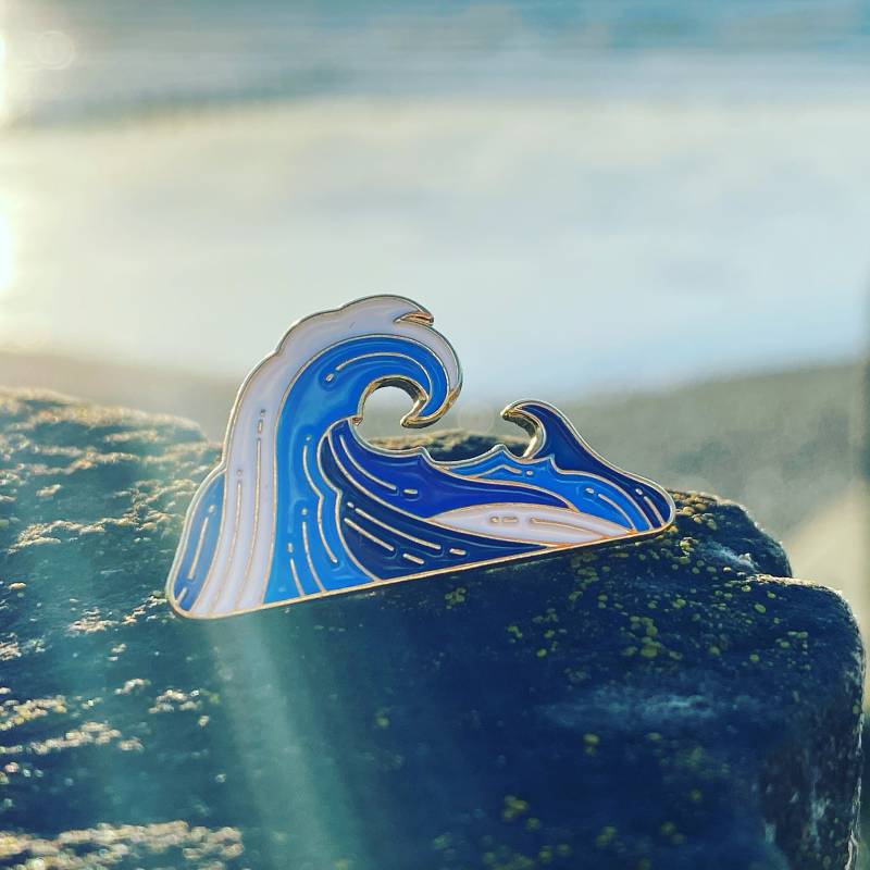 Wave Emaille Pin, Designed Von Cold Up North von COLDUPNORTHUK