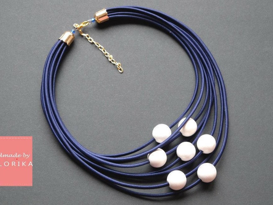 Blaue Perlen Kette, Weisse Holz Textil Kette von COLORIKA