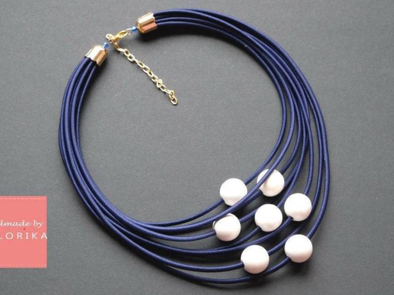 Blaue Perlen Kette, Weisse Holz Textil Kette von COLORIKA