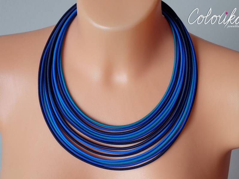 Blaue Stoff Halskette, Marineblau Schicht Bold Multi Strang Blauer Schmuck, Textil Blau Halskette von COLORIKA