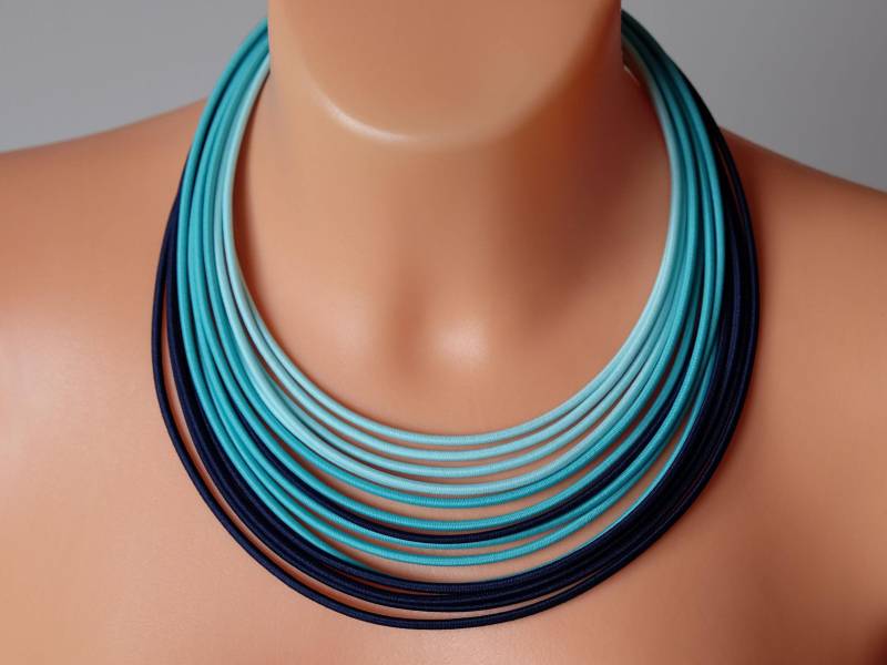 Blaue Türkis Kordel Multi-Strang Halskette Layered Textil Statement Schmuck von COLORIKA
