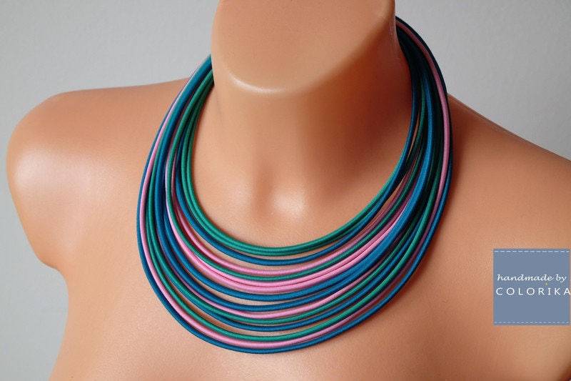 Bold Multi Strand Halskette Grün, Pink & Türkis Textile Cord von COLORIKA