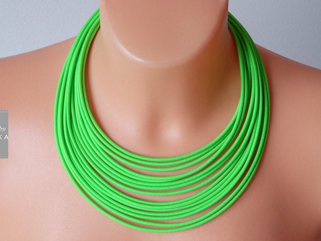 Chunky Grüne Halskette, Kräftige Neon-Halskette, Ombre-stoff-Halskette, Neon-Grüne Multistrand-Halskette, Seile Halskette Colorika von COLORIKA