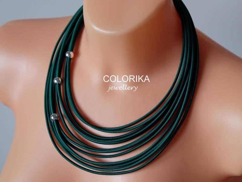 Dunkelgrüne Textilkordelkette Boho Silber Bead Statement von COLORIKA
