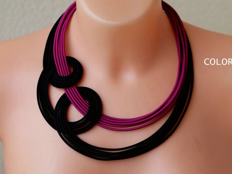 Fuchsia & Schwarz Geknüpfte Kette Textilkordel Statement Schmuck von COLORIKA