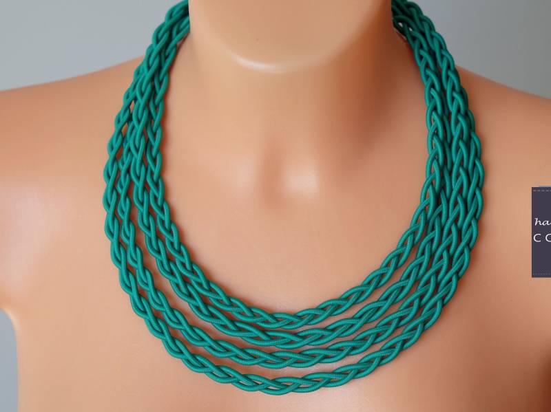 Geflochtene Grüne Halskette, Zopfhalskette, Stilvolle Einzigartige Halsketten Für Frauen, Stoff-Statement Stammes Halskette von COLORIKA
