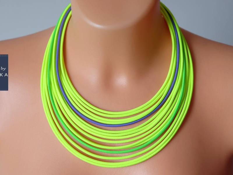 Gelbe Halskette/Heller Schmuck Textile Gelbe Multistrand Farbige Neon-Halskette von COLORIKA